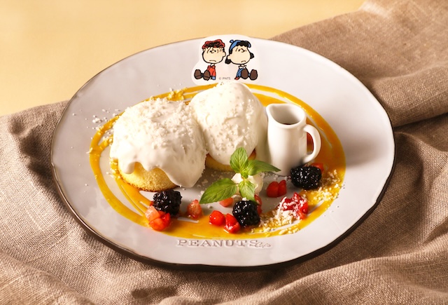 連動メニュー｜ルーシー＆ライナスのホワイトパンケーキチョコレートシロップ添え
