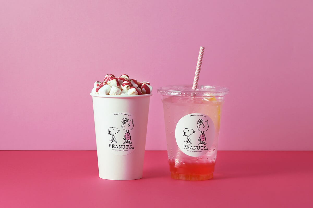 お花見にぴったり！スヌーピーとサリーのアート入り“さくらドリンク”が「PEANUTS Cafe 中目黒」に登場！