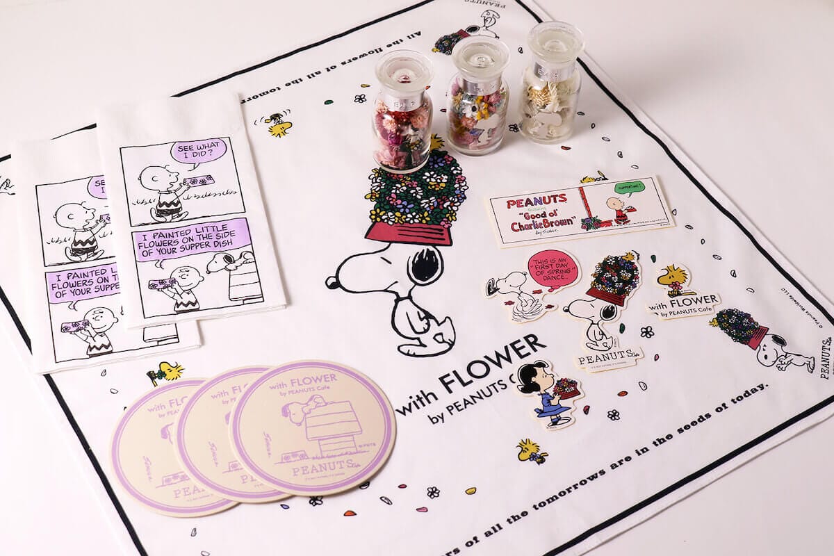 『with FLOWER』をシーズンテーマに、PEANUTS Cafeだけのオリジナルアートをモチーフにしたグッズが登場！