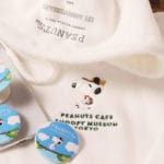 親子コーデも楽しめる！「PEANUTS Cafe スヌーピーミュージアム」よりオープン1周年を祝してオリジナルグッズが登場！