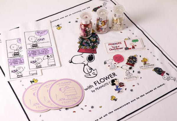 『with FLOWER』をシーズンテーマに、PEANUTS Cafeだけのオリジナルアートをモチーフにしたグッズが登場！