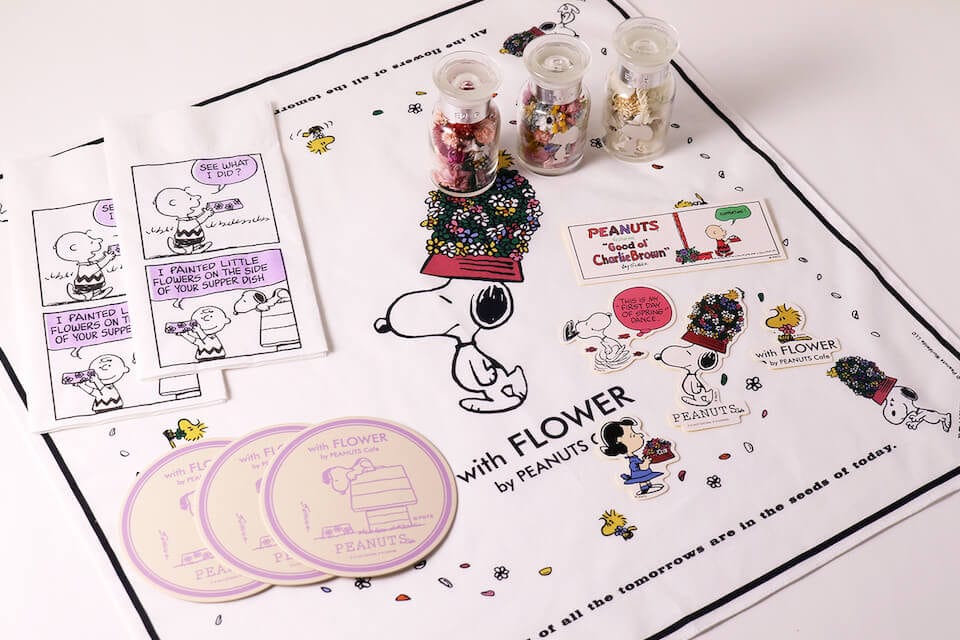 『with FLOWER』をシーズンテーマに、PEANUTS Cafeだけのオリジナルアートをモチーフにしたグッズが登場！