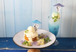 「PEANUTS Cafe スヌーピーミュージアム(南町田)」にて、スヌーピーミュージアムの「Happy Seasons!」をテーマにした、第二弾“ハッピーレイン”の連動メニューが登場！