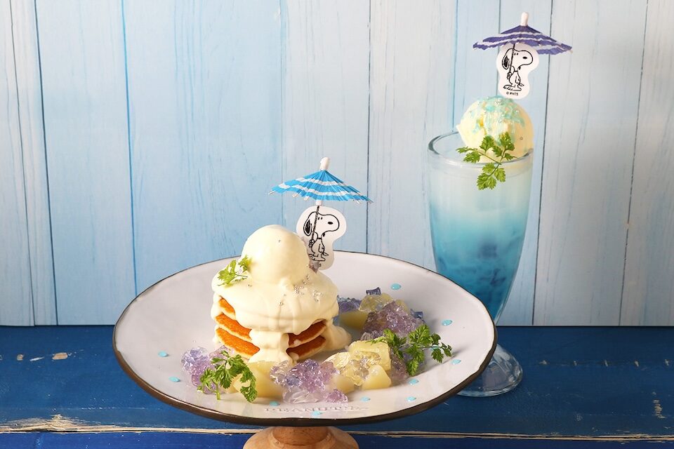 「PEANUTS Cafe スヌーピーミュージアム(南町田)」にて、スヌーピーミュージアムの「Happy Seasons!」をテーマにした、第二弾“ハッピーレイン”の連動メニューが登場！
