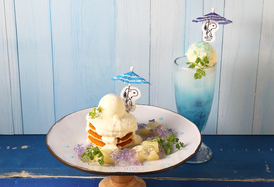 「PEANUTS Cafe スヌーピーミュージアム(南町田)」にて、スヌーピーミュージアムの「Happy Seasons!」をテーマにした、第二弾“ハッピーレイン”の連動メニューが登場！