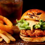 『PEANUTS Cafe 名古屋』より、ザクッとジューシーなチキンバーガーが新たに登場！