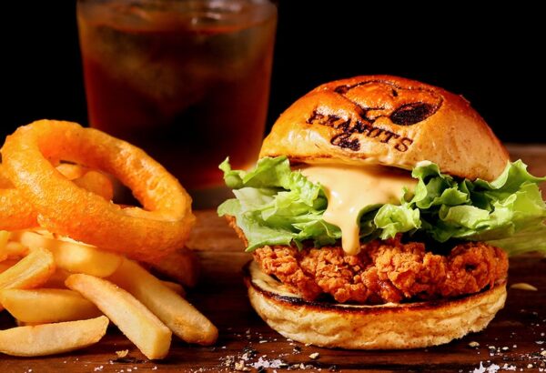 『PEANUTS Cafe 名古屋』より、ザクッとジューシーなチキンバーガーが新たに登場！