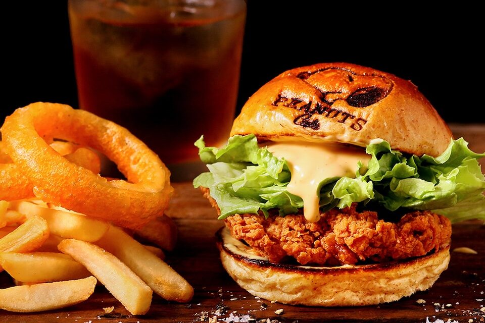 『PEANUTS Cafe 名古屋』より、ザクッとジューシーなチキンバーガーが新たに登場！