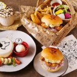 「PEANUTS Cafe スヌーピーミュージアム(南町田)」にて、スヌーピーミュージアムの新企画展「ザ・スヌーピー展～世界のともだちになった犬。～」やシーズンテーマに連動したメニューが登場！