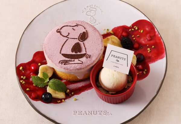「PEANUTS Cafe 名古屋」より、オープン5周年を記念して“ペリカンズ”をあしらったパンケーキやキッズバーガーが登場！