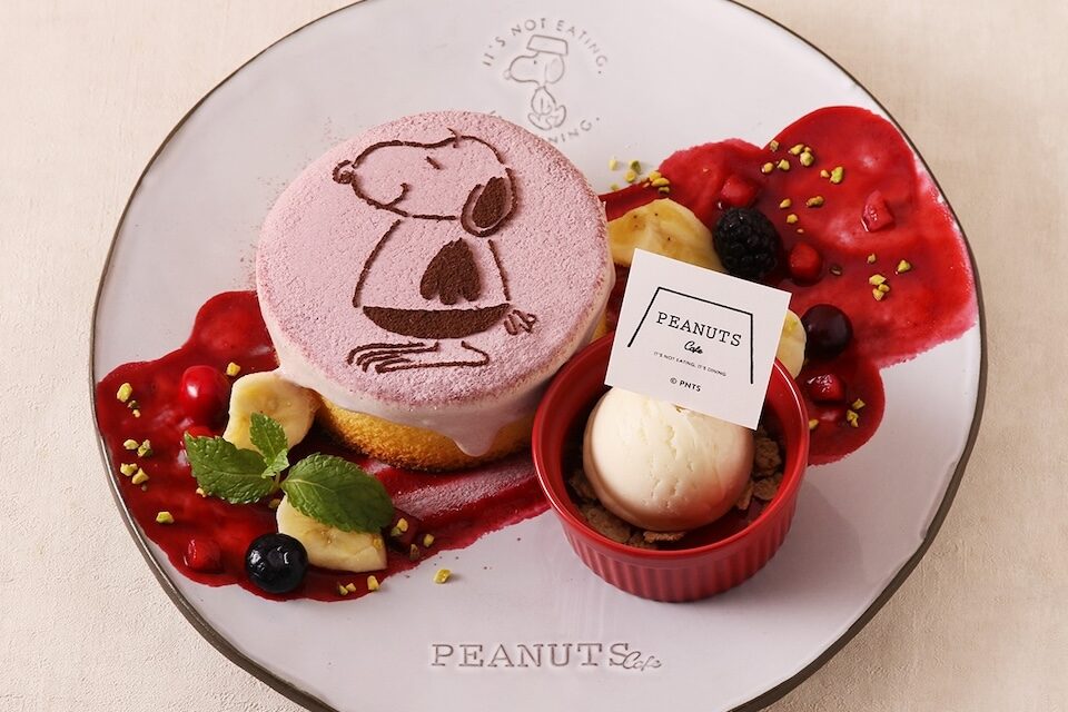 「PEANUTS Cafe 名古屋」より、オープン5周年を記念して“ペリカンズ”をあしらったパンケーキやキッズバーガーが登場！