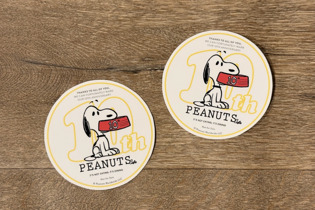PEANUTS Cafe 10周年 スペシャルロゴをあしらったステッカー