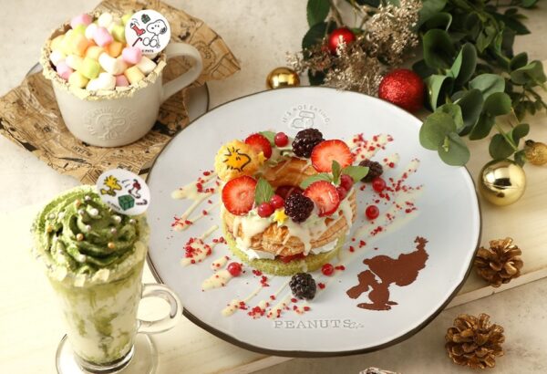 「PEANUTS Cafe スヌーピーミュージアム(南町田)」にて、スヌーピーミュージアムの「Happy Seasons!」をテーマにした、第五弾“ハッピー・クリスマス”の連動メニュー！