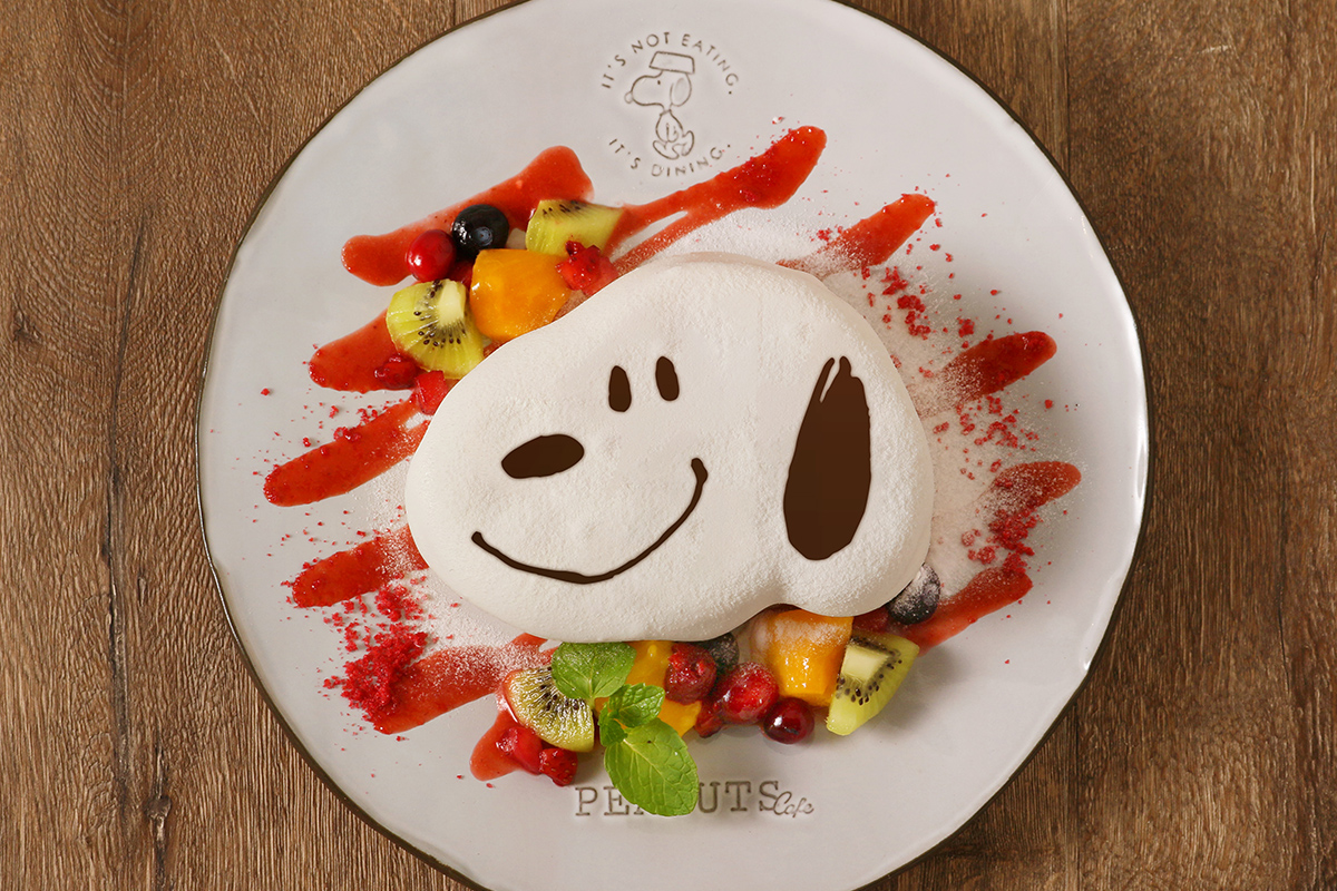 スヌーピーのパンケーキ シーズンフルーツとベリー