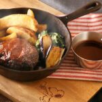 「PEANUTS Cafe 大阪」にて、ビーグル・スカウトのキャンプフードをイメージしたハンバーグや、米粉を使用したスヌーピーのパンケーキが登場！