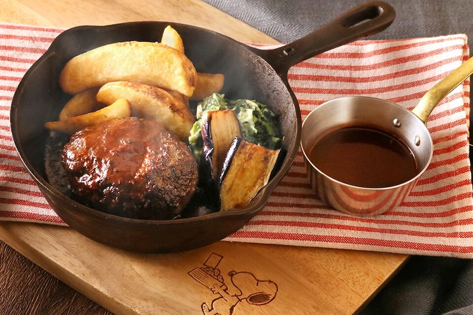 「PEANUTS Cafe 大阪」にて、ビーグル・スカウトのキャンプフードをイメージしたハンバーグや、米粉を使用したスヌーピーのパンケーキが登場!