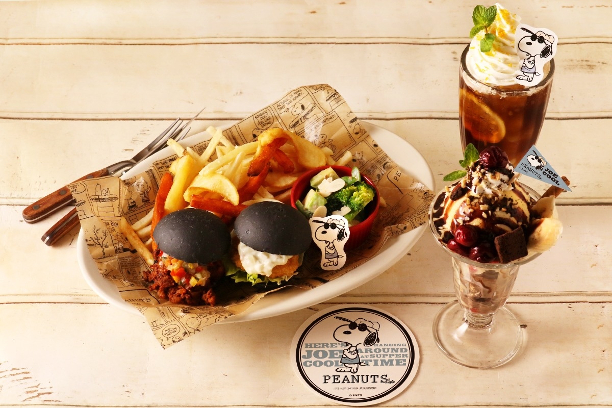 ジョー・クールのトレードマークのサングラスをモチーフにしたバーガープレート、アメリカのカフェをイメージしたパフェやコークフロート