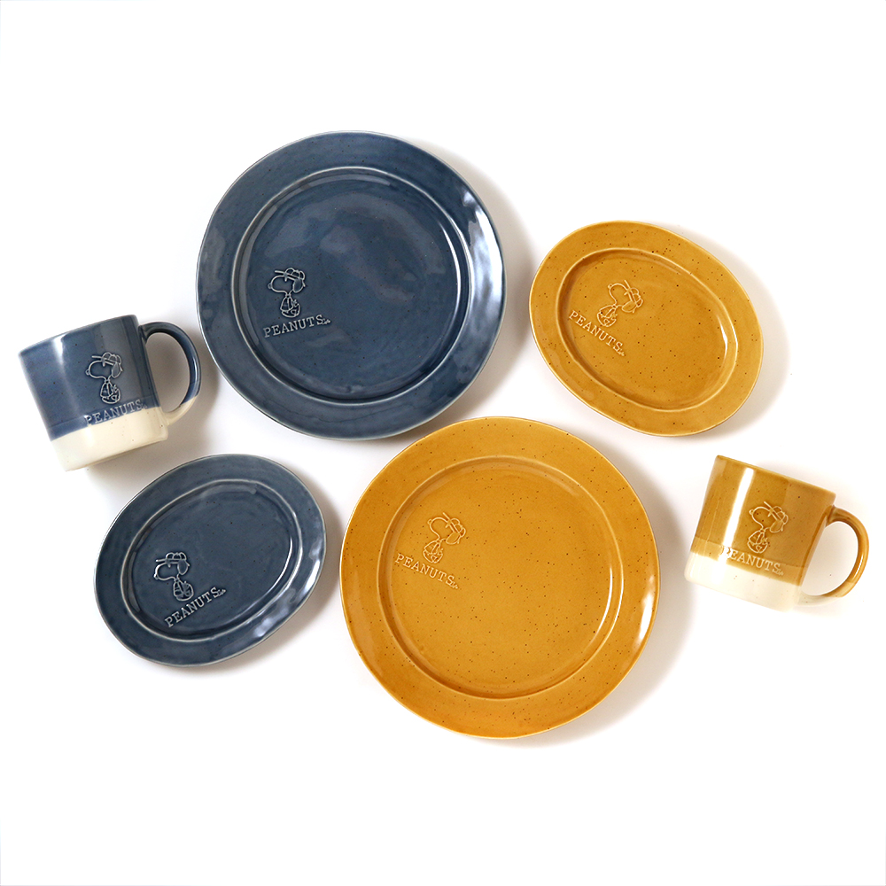 型押しされたジョー・クールをあしらった、一つ一つ異なる表情が楽しめるPEANUTS Cafeオリジナル食器