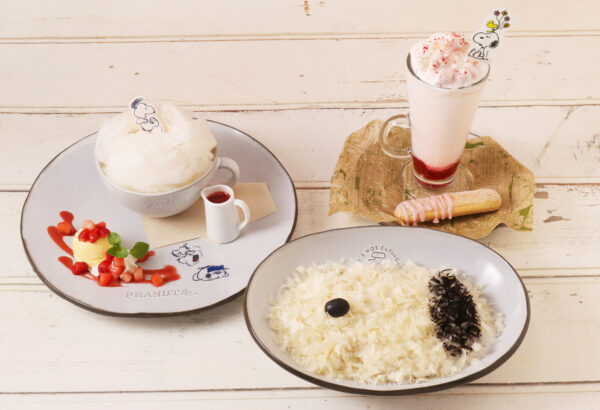 「PEANUTS Cafe スヌーピーミュージアム(南町田)」にて、スヌーピーミュージアムの新企画「ふかふかミュージアムに連動したシーズンドリンクが登場!