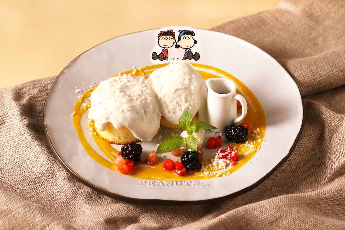 ルーシー&ライナスのホワイトパンケーキチョコレートシロップ添え