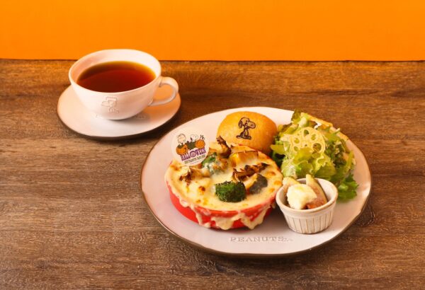【期間限定】コミックに登場する、スヌーピーとライナスの「かぼちゃ大王」をモチーフにした、シーズナルメニューが登場！
