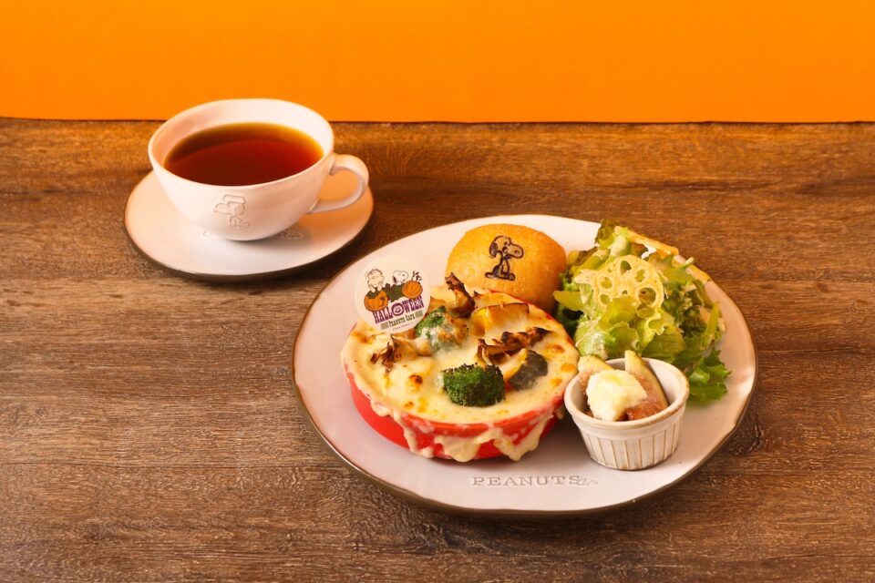 【期間限定】コミックに登場する、スヌーピーとライナスの「かぼちゃ大王」をモチーフにした、シーズナルメニューが登場！
